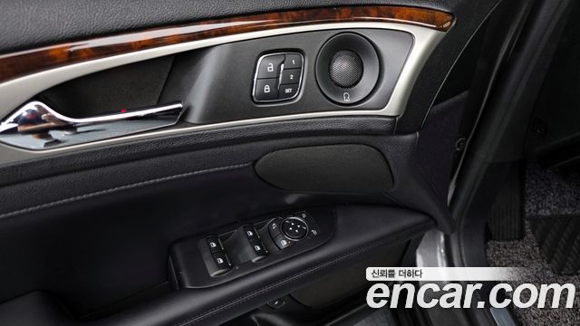 Lincoln MKZ 2018 — photo 11