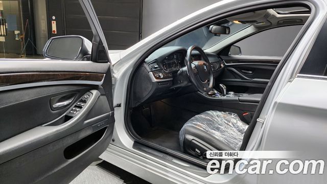 BMW 5-Series 2015 — photo 11