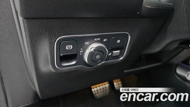 Mercedes-Benz GLB-Class 2021 — photo 14