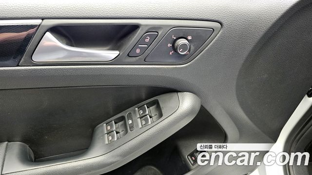 Volkswagen Jetta 2015 — photo 14