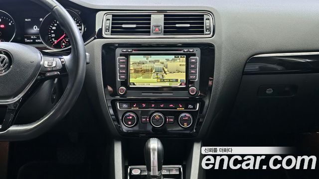 Volkswagen Jetta 2015 — photo 19