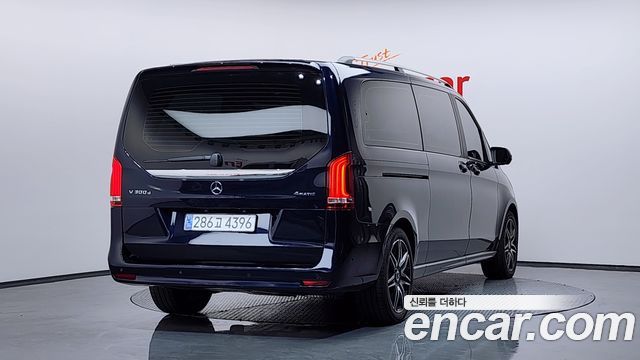 Mercedes-Benz V-Class 2022 — photo 2