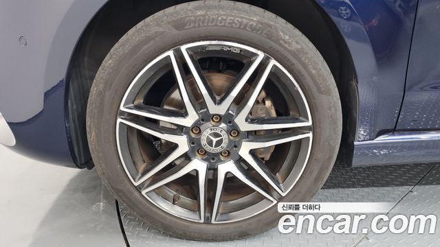 Mercedes-Benz V-Class 2022 — photo 5