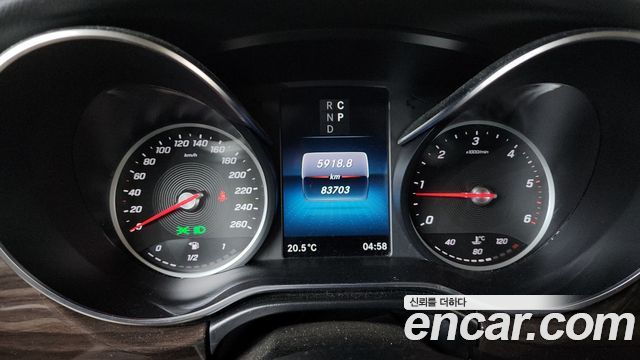 Mercedes-Benz V-Class 2022 — photo 8