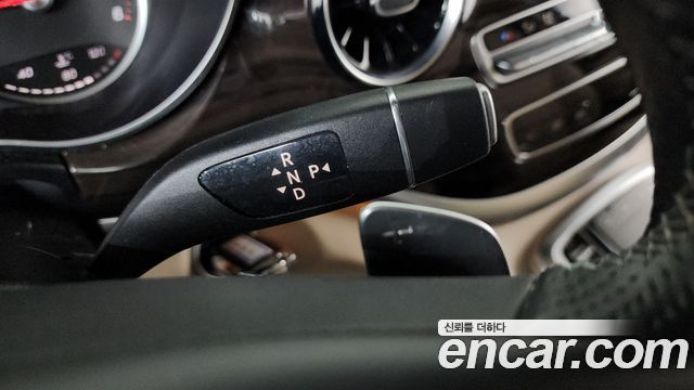 Mercedes-Benz V-Class 2022 — photo 9