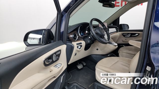 Mercedes-Benz V-Class 2022 — photo 10