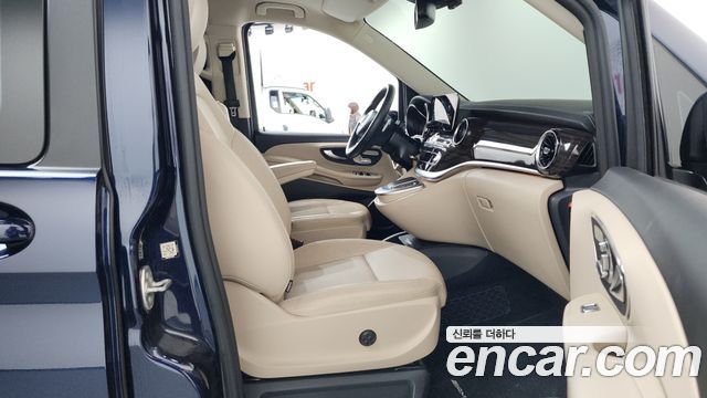 Mercedes-Benz V-Class 2022 — photo 11