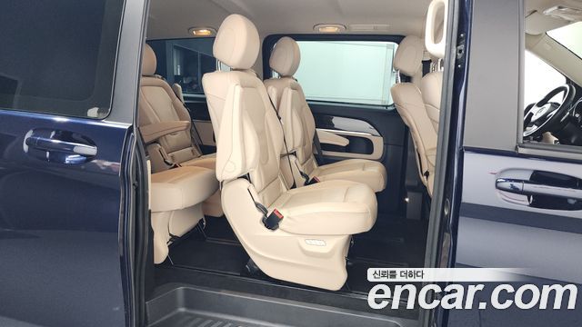 Mercedes-Benz V-Class 2022 — photo 12