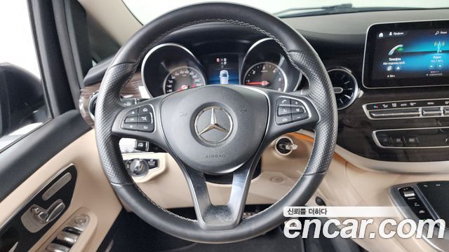 Mercedes-Benz V-Class 2022 — photo 13