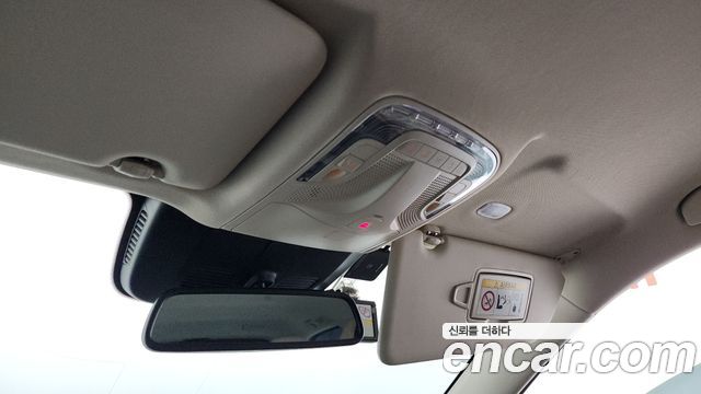 Mercedes-Benz V-Class 2022 — photo 18