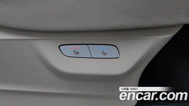 Mercedes-Benz V-Class 2022 — photo 19