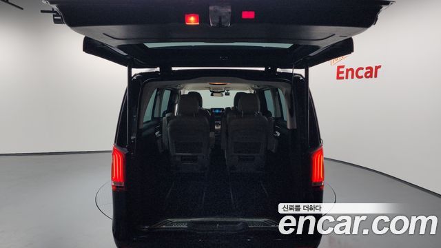 Mercedes-Benz V-Class 2022 — photo 20
