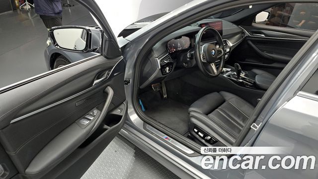 BMW 5-Series 2023 — photo 10