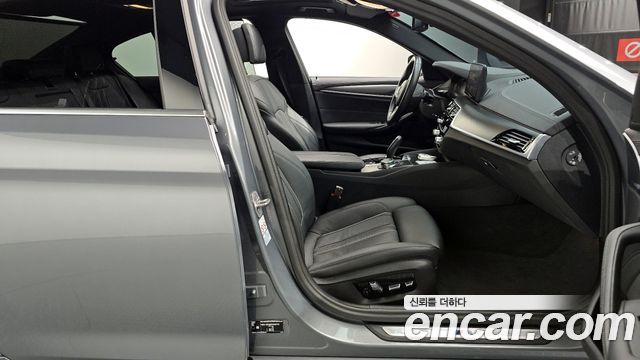 BMW 5-Series 2023 — photo 11