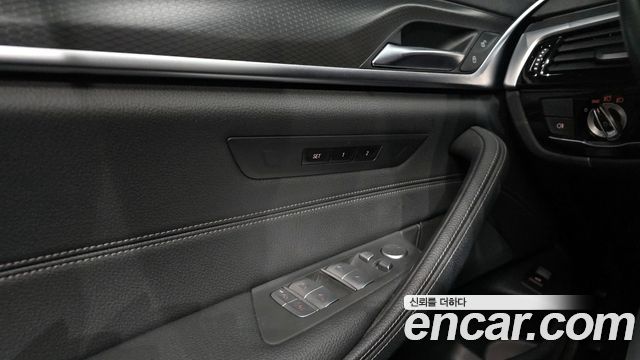 BMW 5-Series 2023 — photo 18