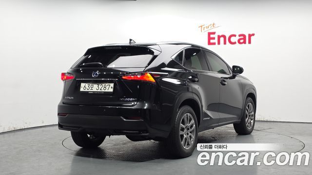 Lexus NX 2017 — photo 2