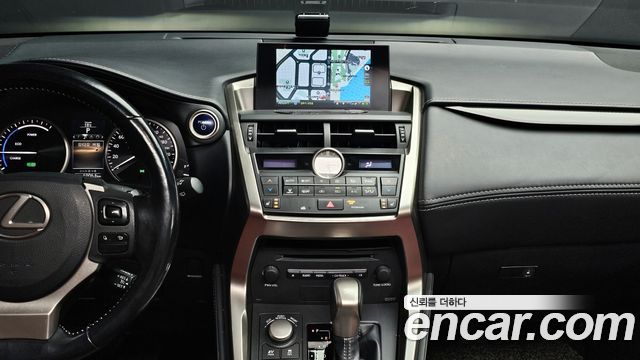 Lexus NX 2017 — photo 16