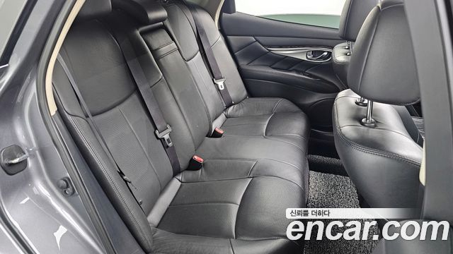 Infiniti Q70 2017 — photo 12