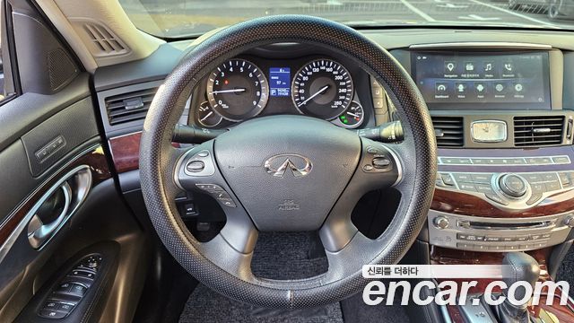 Infiniti Q70 2017 — photo 13