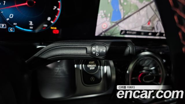 Mercedes-Benz GLB-Class 2023 — photo 9