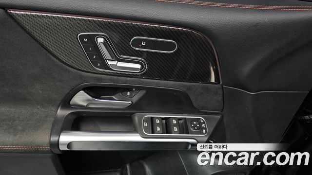Mercedes-Benz GLB-Class 2023 — photo 18