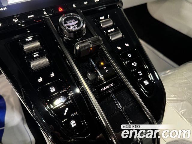 Aston Martin Vantage 2025 — photo 11