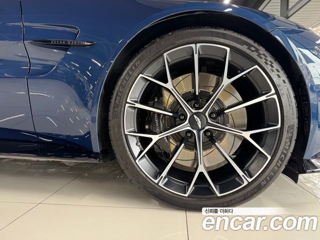 Aston Martin Vantage 2025 — photo 14
