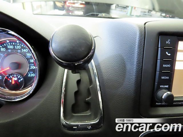 Chrysler Grand Voyager 2014 — photo 11