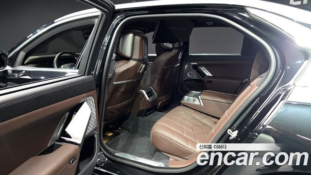 BMW i7 2023 — photo 12