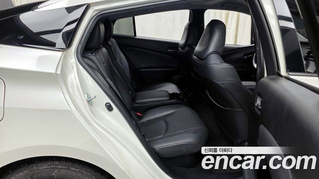 Toyota Prius 2018 — photo 12