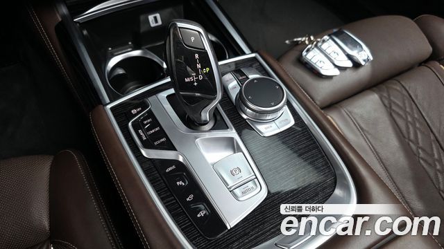 BMW 7-Series 2017 — photo 9