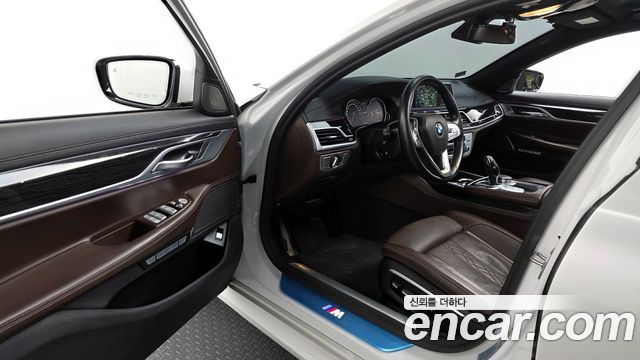 BMW 7-Series 2017 — photo 10