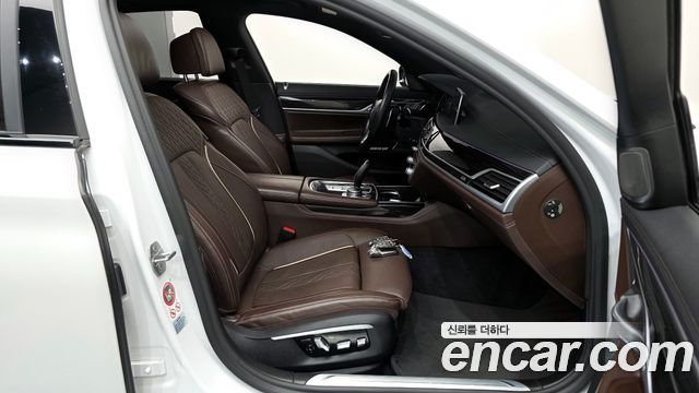 BMW 7-Series 2017 — photo 11