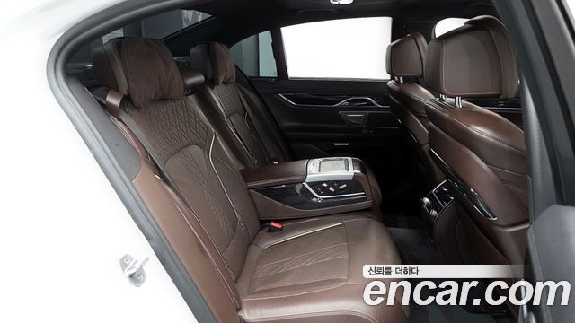 BMW 7-Series 2017 — photo 12