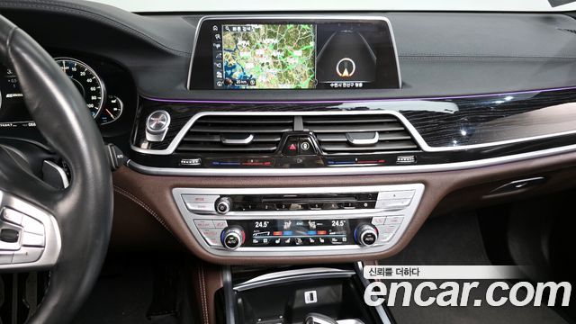 BMW 7-Series 2017 — photo 14