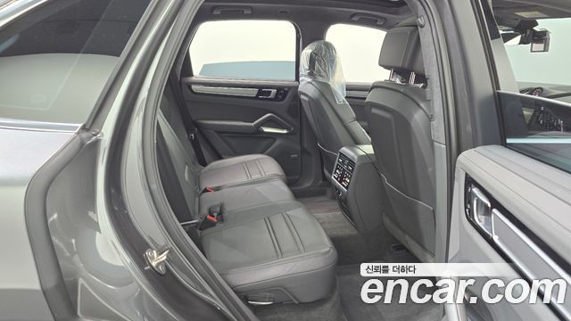 Porsche Cayenne 2021 — photo 12