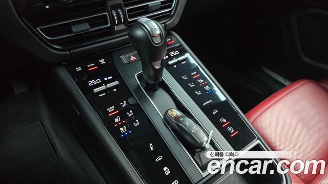 Porsche Macan 2023 — photo 9