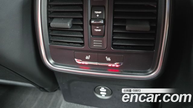 Porsche Macan 2023 — photo 18