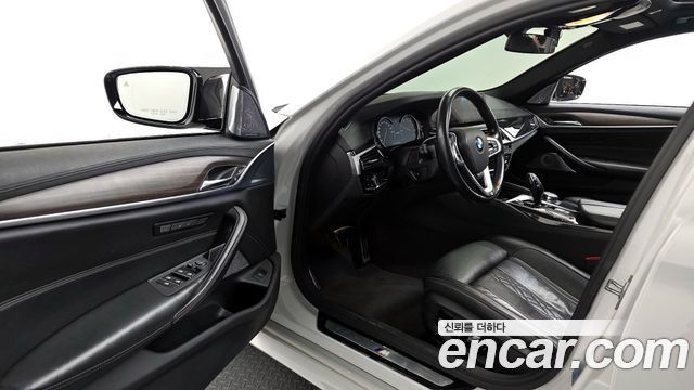 BMW 5-Series 2017 — photo 10