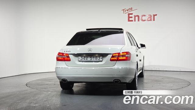 Mercedes-Benz E-Class 2012 — photo 4