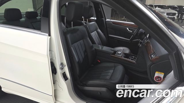Mercedes-Benz E-Class 2012 — photo 10