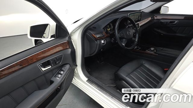 Mercedes-Benz E-Class 2012 — photo 12