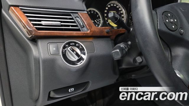 Mercedes-Benz E-Class 2012 — photo 13