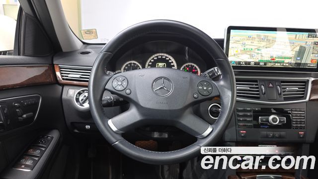 Mercedes-Benz E-Class 2012 — photo 14