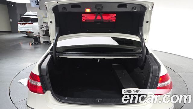 Mercedes-Benz E-Class 2012 — photo 20