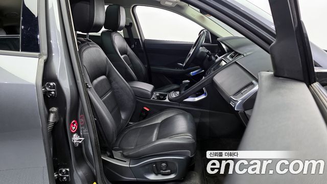 Jaguar E-PACE 2018 — photo 11