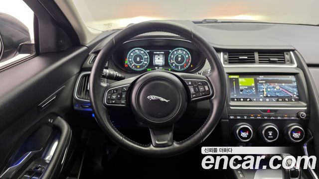 Jaguar E-PACE 2018 — photo 13