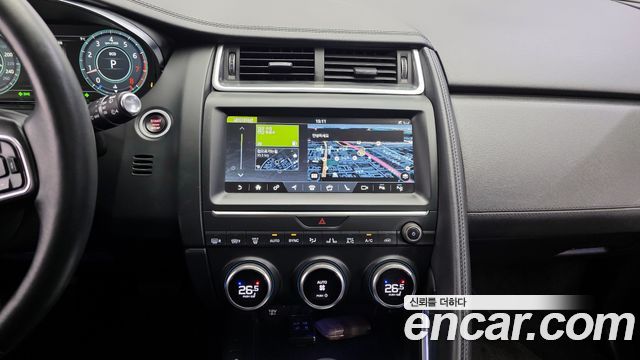 Jaguar E-PACE 2018 — photo 14