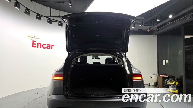 Jaguar E-PACE 2018 — photo 20