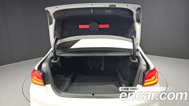 BMW 5-Series 2017 — photo 20